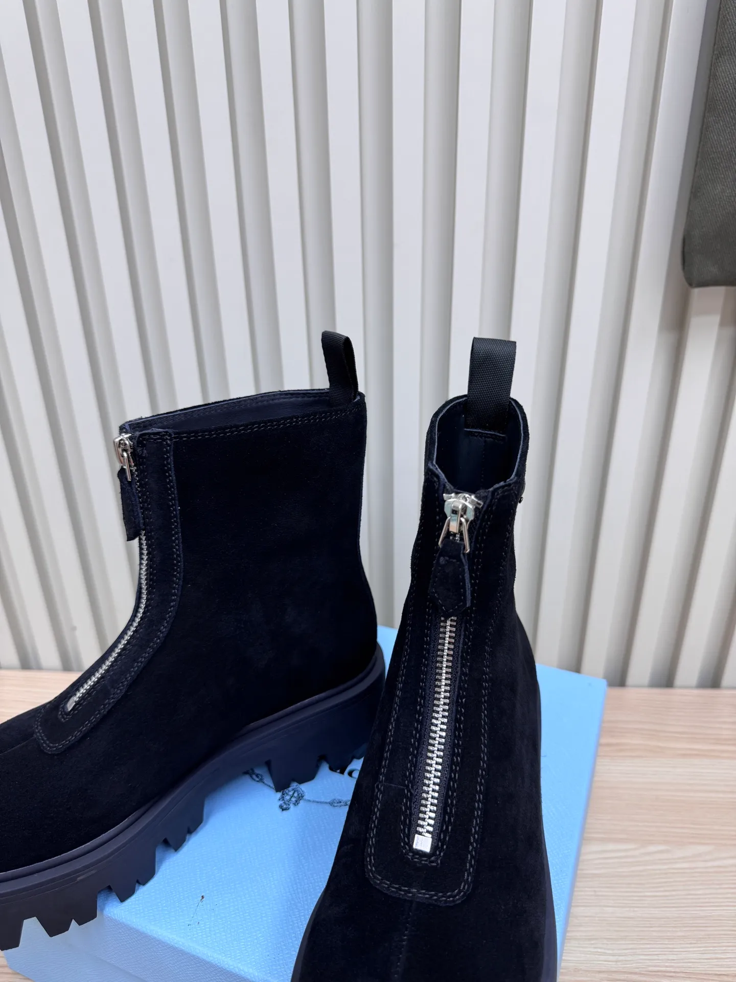 👟👟Ex-factory price 680👟👟 Prada / Prada couple's Martin boots are here, comfortable and elegant to wear. The original molded outsole of the counter is 1:1 replica. It is made of non-slip and wear-resistant imported TPU tin mold vacuum outsole. Tank-shaped thick sole. Fabric: imported anti-explosion cowhide. Lining: imported mixed sheepskin lining. Sheepskin foot pads. Outsole: tin molded beef tendon sole. Code number: 35-41 (42 customized)